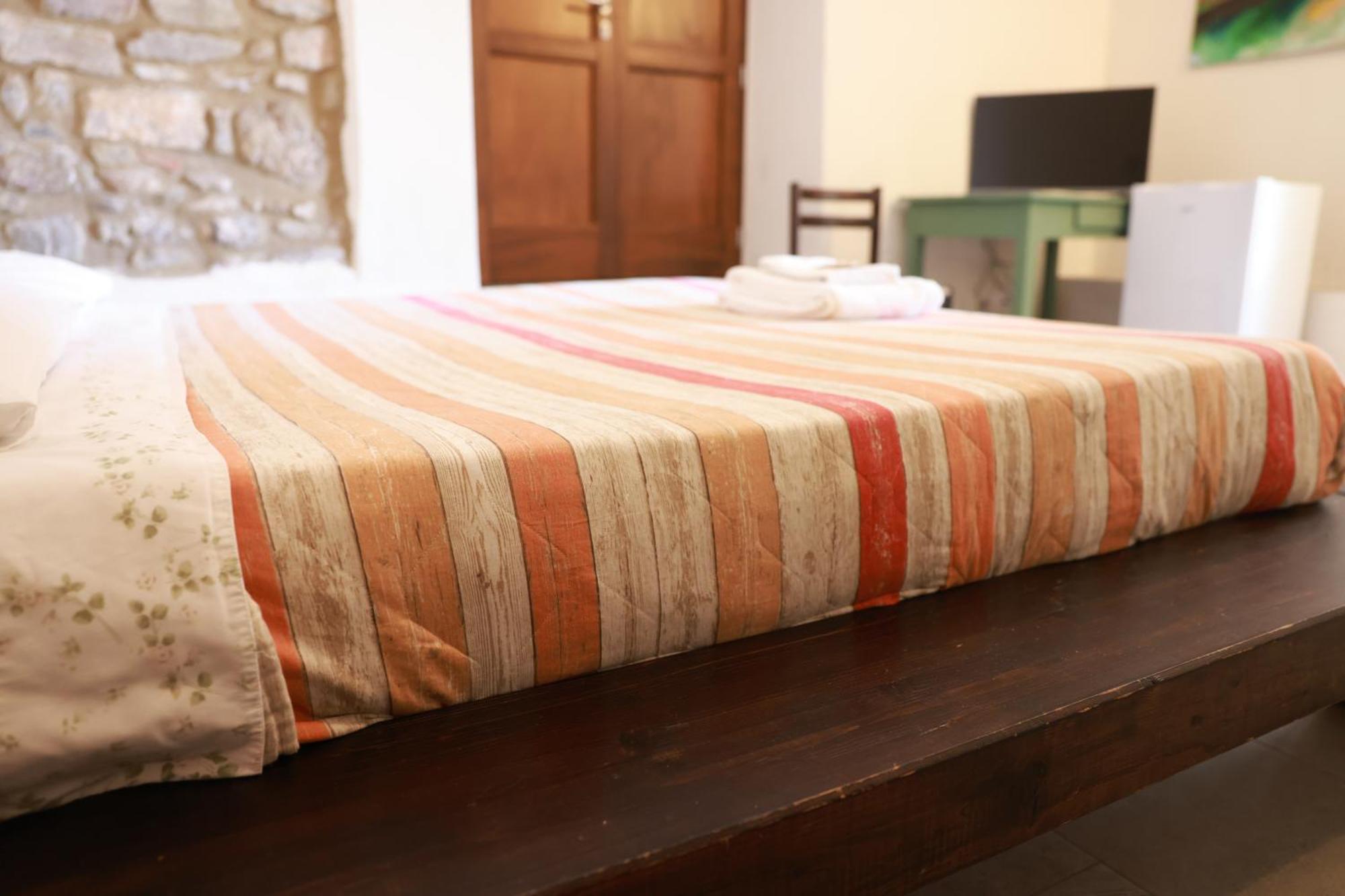 Affittacamere Borgo Degli Artisti Boutique Rooms Serricciolo Bagian luar foto